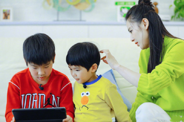 黃聖依曬大兒子近照，安迪裝備齊全變小小賽車手，造型炫酷超帥氣