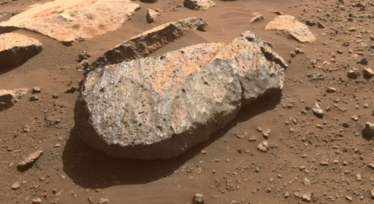5500万公里外，毅力号传回真实照片，岩石清晰可见，火星一片荒凉