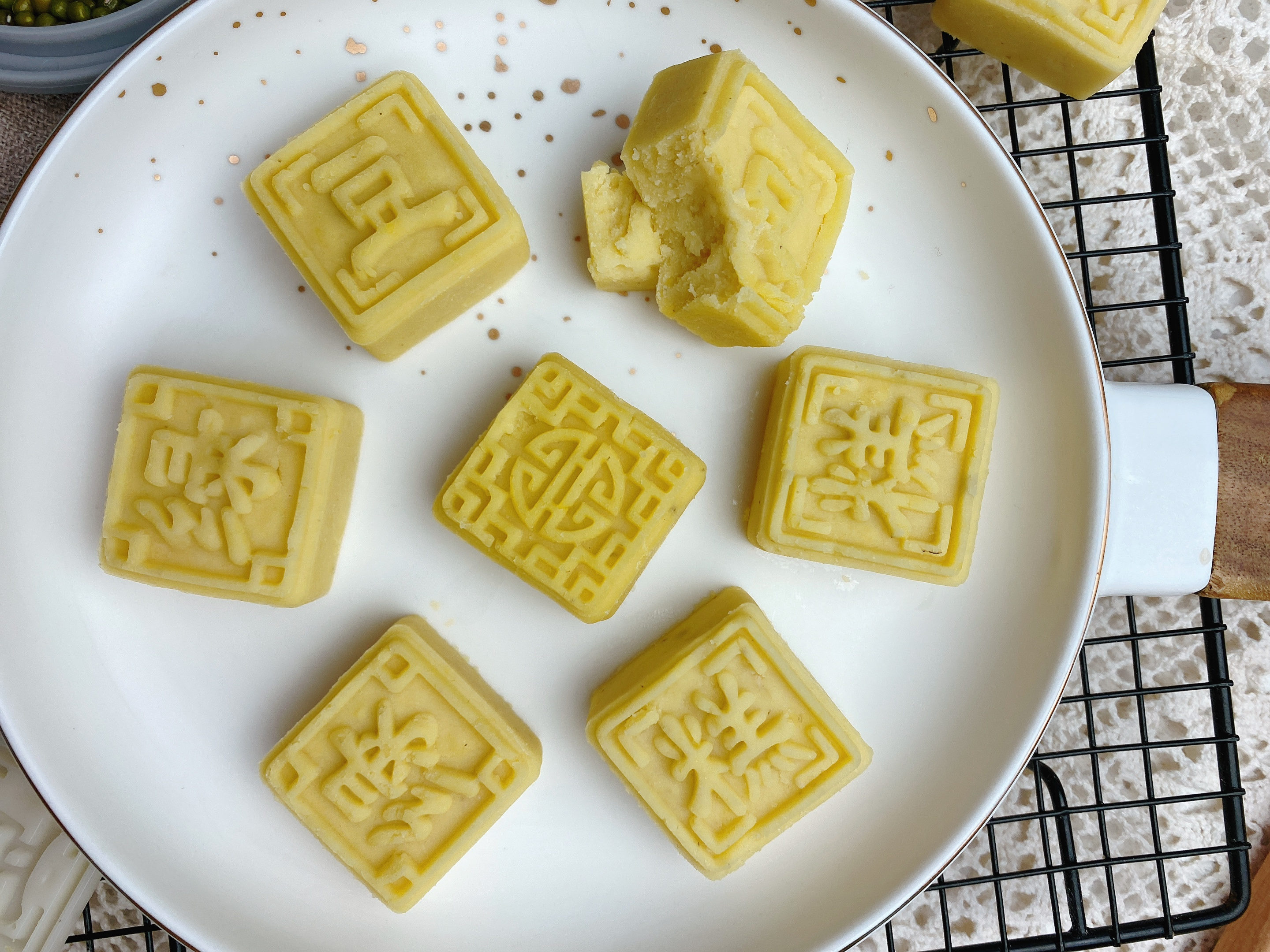 天熱了試試做綠豆糕，具體比例和方法在這裡，清熱解暑，入口即化