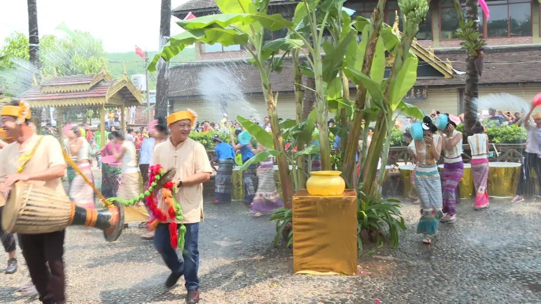 如哩金湾！乐堡啤酒联手取水少女选拔大赛，云过泼水节