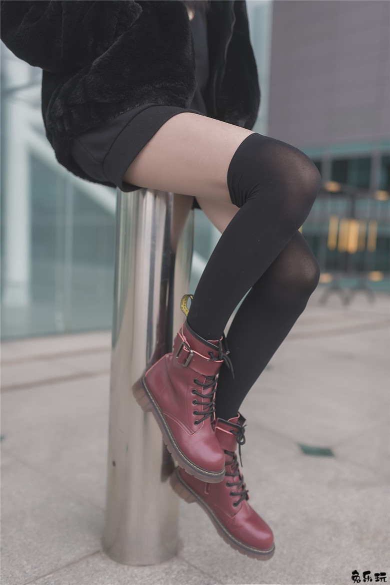 【福利姬】让人喜欢的黑丝及膝袜小细腿！太美了（48P）