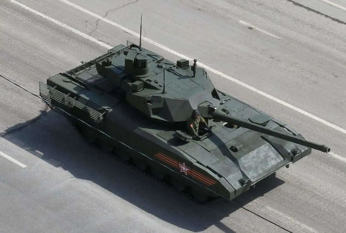 俄T14坦克被摧毁！第四代坦克真的虚有其表？看打它的武器就知道