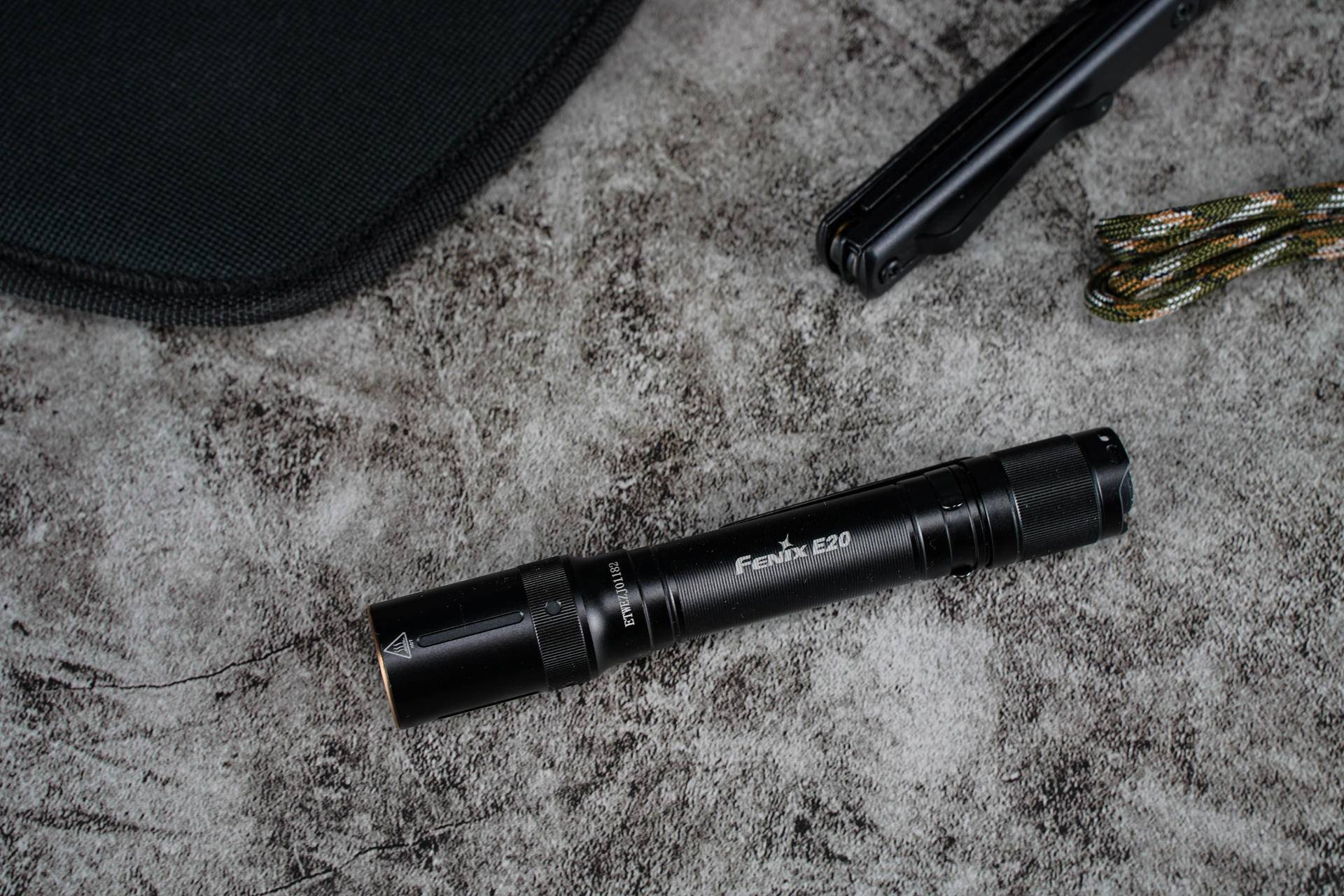 小巧便携，亮度高！体验菲尼克斯E20 V2.0便携手电