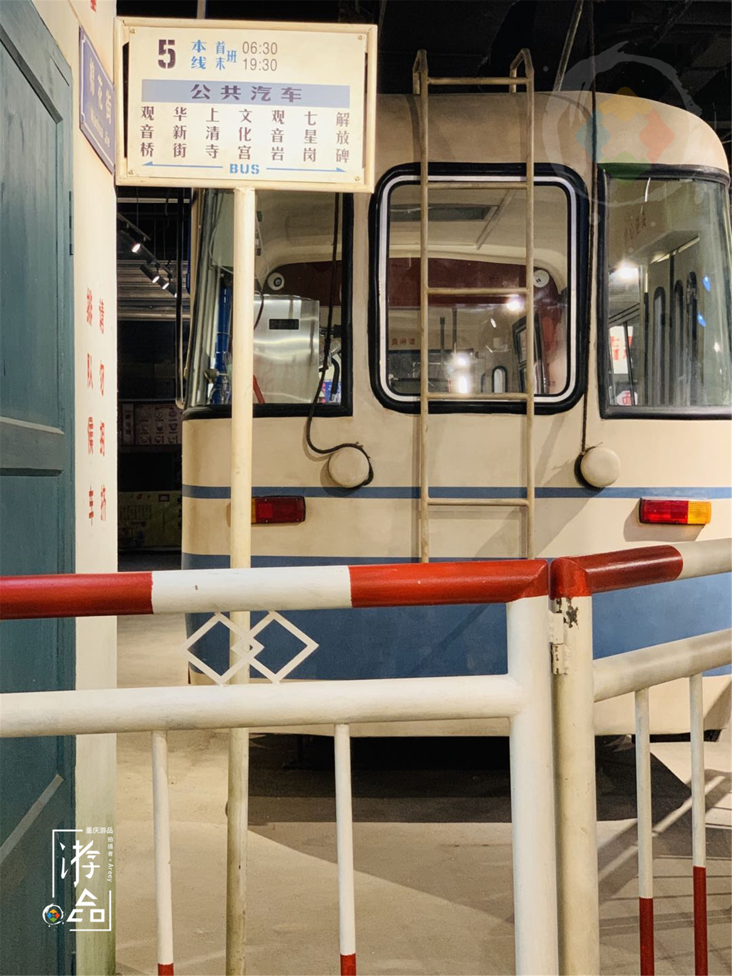 重庆网红景点洪崖洞，建在悬崖上的11层迷宫，每层楼有些什么？