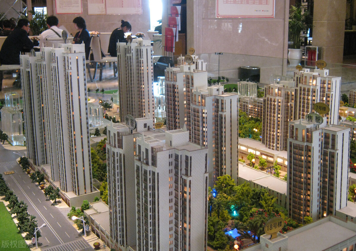 一百万的房子和一百万的存款，十年后哪个能胜