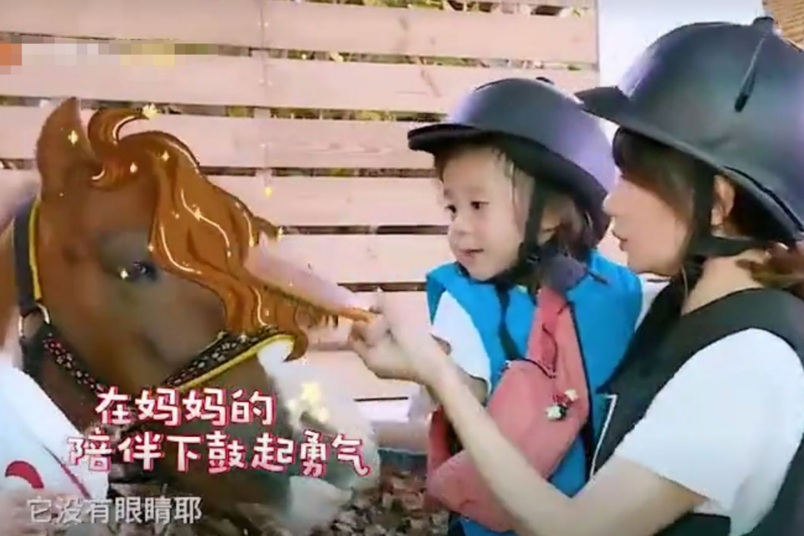 賈靜雯大女兒徒手抓蛇，脖子上直接掛兩條，一旁波妞嚇到直躲開
