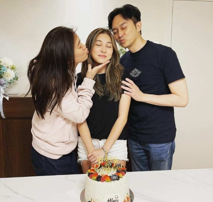 張智霖袁詠儀現身家族聚會，嘟嘴獻吻美貌外甥女，舅舅曹查理缺席