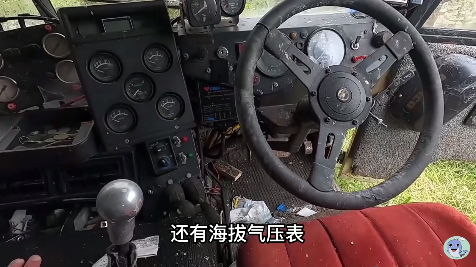 这是一栋被主人遗弃的房屋，价值180万的汽车都不要了