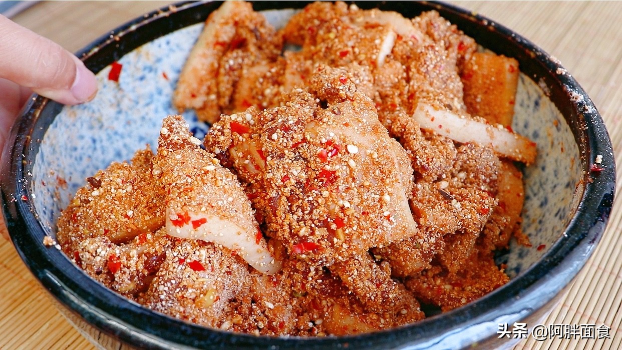 把五花肉放鍋中蒸一蒸，教會你，一層比一層好吃，年夜飯待客有面