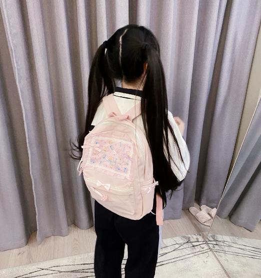 蔡萝莉为了证明自己还小，喝水还要用奶瓶，摆