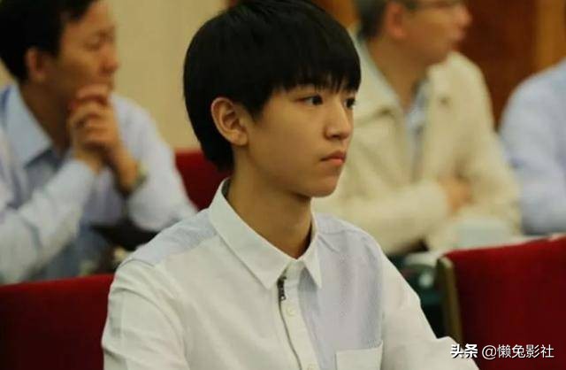 人民大会堂不准化妆。所有明星都是素颜形状。