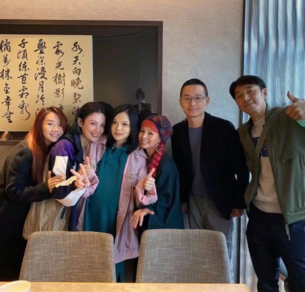 产后4日遭遇地震，徐佳莹正抱着孩子喂奶，第一