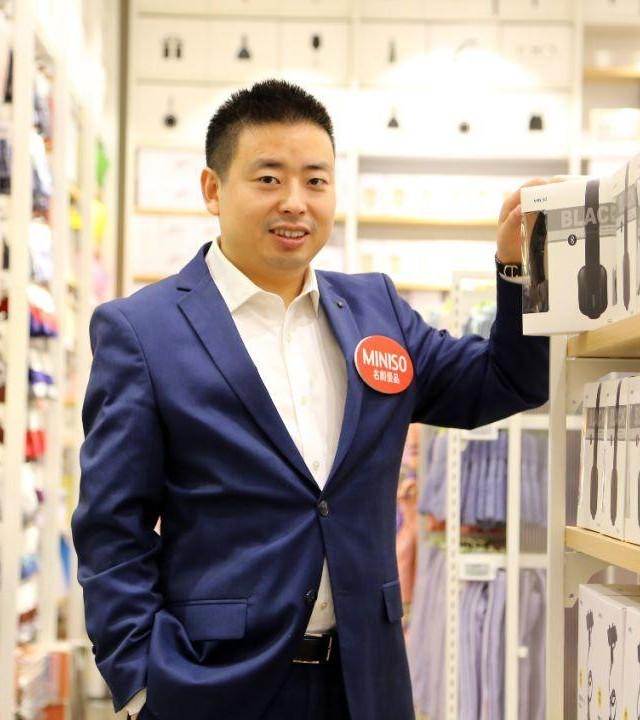 湖北放牛娃叶国富，中专毕业，靠卖小饰品挣下242亿身家，凭啥
