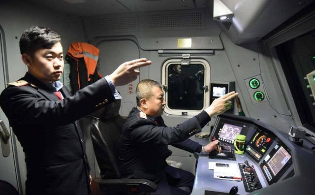 火车可以连续开20多个小时，司机都不休息的吗？