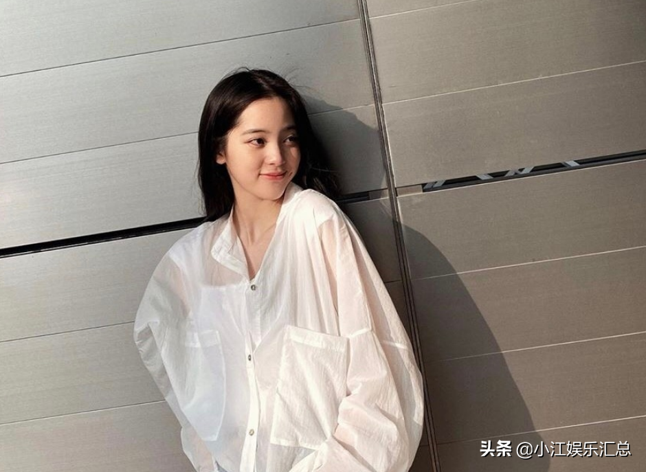 称演员是高危职业的欧阳娜娜，凭一场直播就回粉无数，怎么做到的