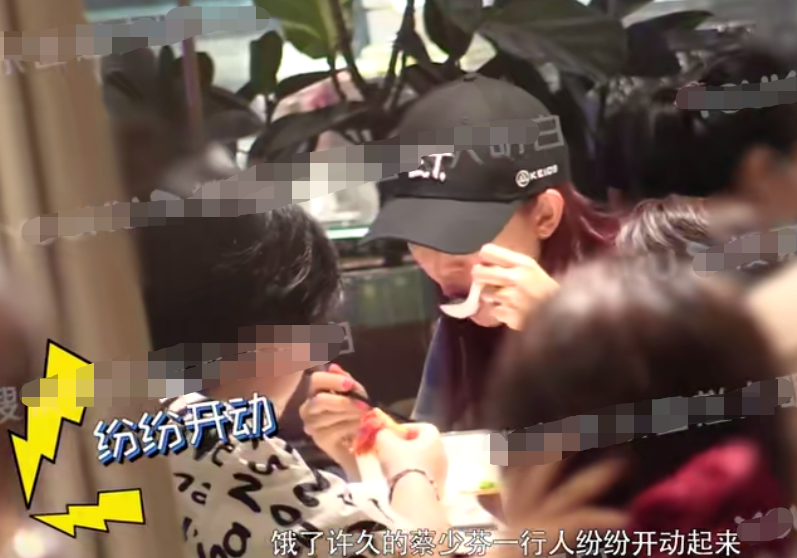 蔡少芬牵女儿现身街头，大口吃饭动作接地气，不穿名牌无一人认出