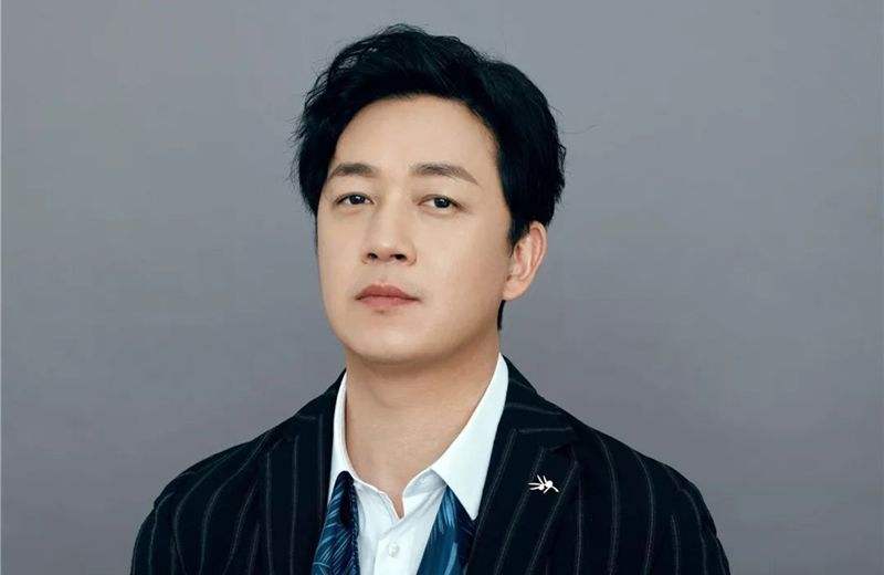 潘粤明发文父亲散步被车撞，十年绿叶衬红花，