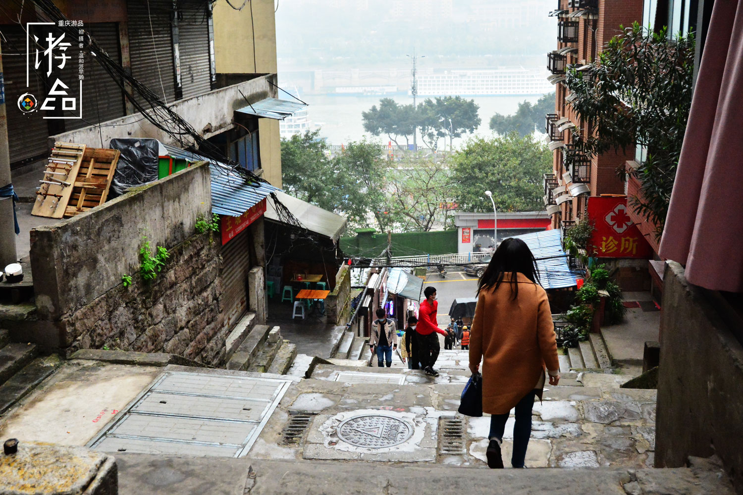 在来福士的阴影下劳动，朝天门的棒棒们，贫穷与勤劳不是原罪