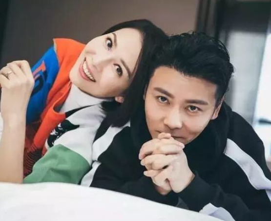蔡少芬在家戏弄儿子，意外曝光豪宅内景，酒柜中几十种美酒很抢眼