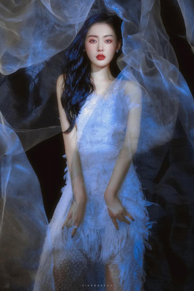 当红小花旧照，双下巴胖妞的逆袭太真实，卸妆