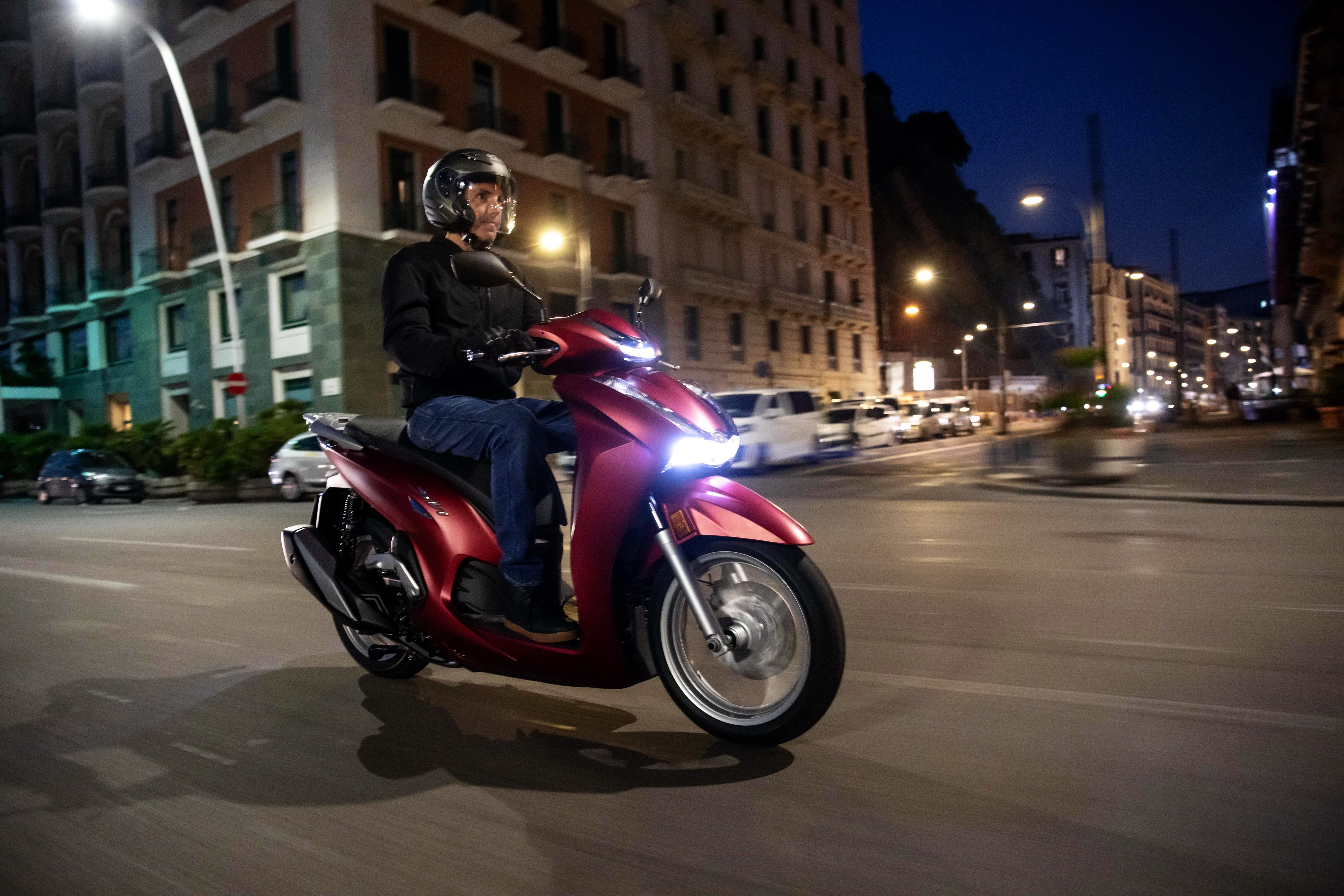 Ho<em></em>nda 中型踏板的拳头 2021 SH350i：户外图集
