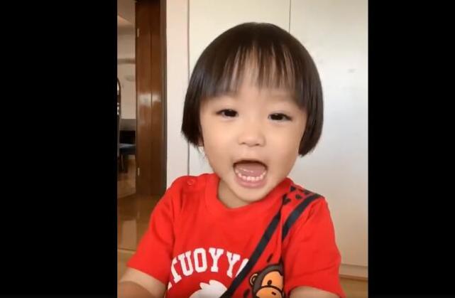 郑嘉颖一家四口拍全家福过节，四个月弟弟眼睛比哥哥还大颜值超高