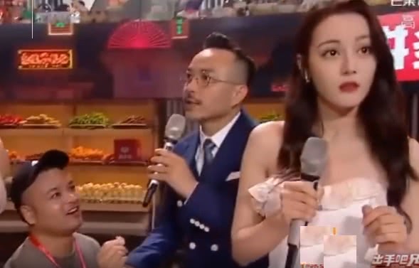 迪丽热巴直播遇突发状况：猥琐男拿戒指冲上台