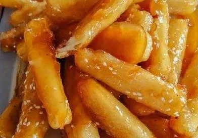 色泽金黄，酥脆焦香松软可口，外皮甜蜜，内层香脆，咬一口满嘴香