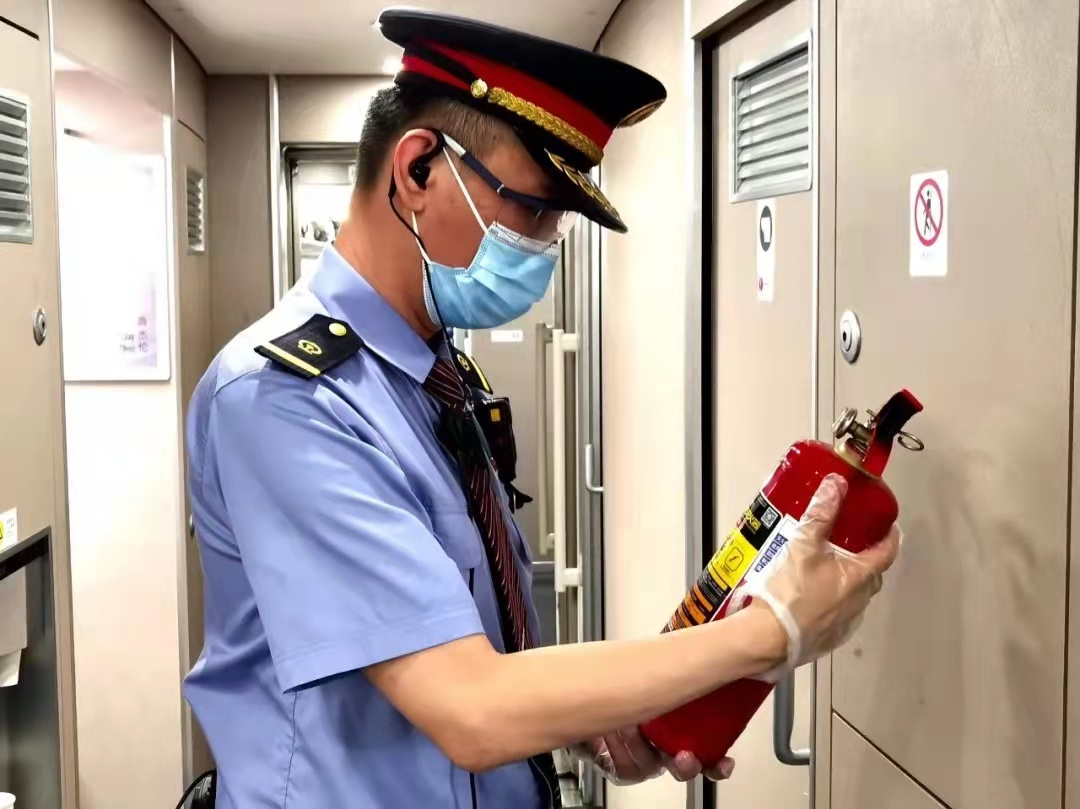 杨慧鹏：郑州高铁一队团员青年做好复开进京动车服务
