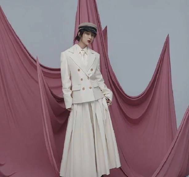 杨紫私下尝试“佟年穿搭”，开始想求同款，看