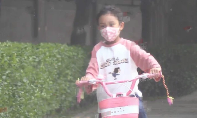 7岁甜馨相当独立，街头骑单车又美又飒，使劲抬