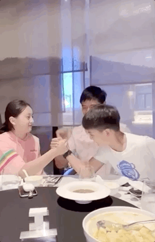 叶一茜掰手腕不敌儿子，森碟却一秒钟KO弟弟小亮仔，彰显惊人臂力