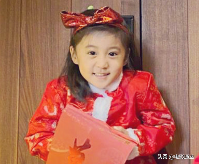 漂亮姐妹花！ 咘咘波妞穿同款衣服合影，這顏值不當童星可惜了