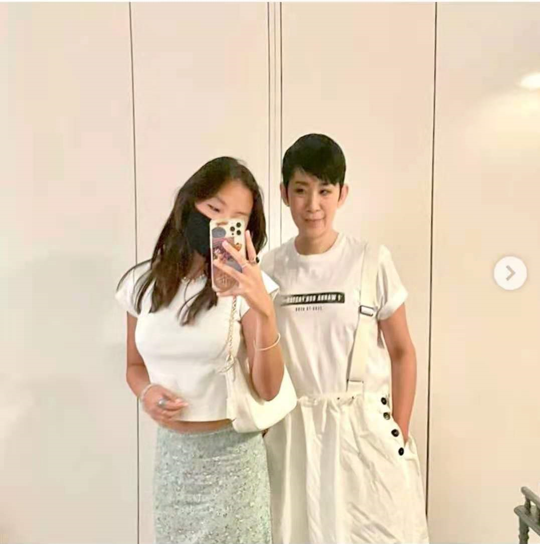 吴君如15岁女儿近照曝光！穿吊带皮裤身材丰腴，眼睛嘴巴超像爸