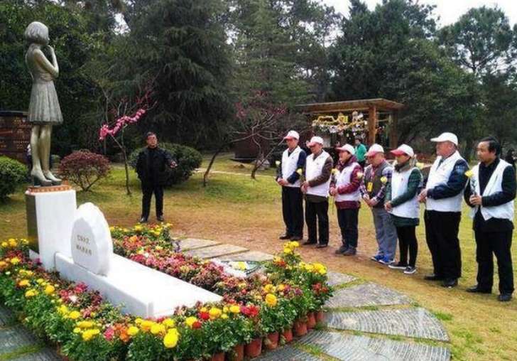 拜访姚贝娜墓地：鲜花不断祭拜者络绎不绝，一尊少女铜像惹人怜惜