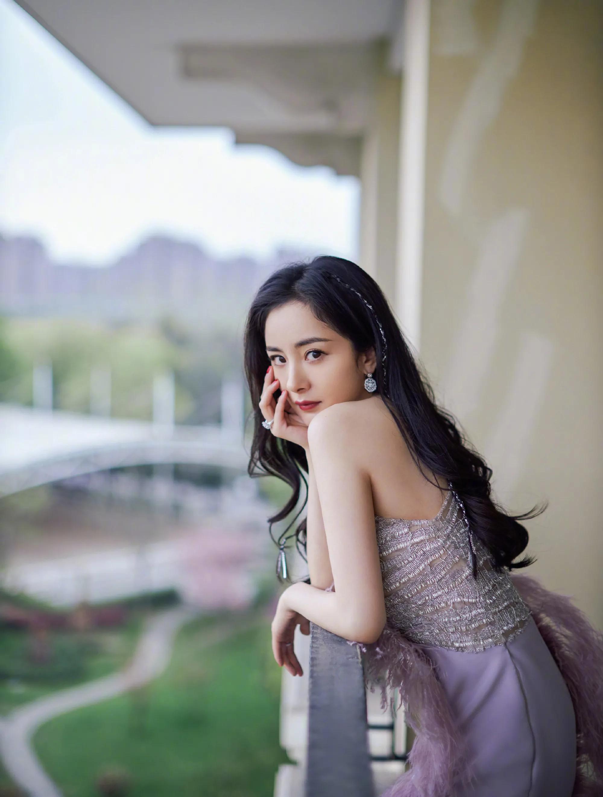 35 years old of Yang Mi change personally " violet glow faery " , low bosom feather grows skirt to highlight good figure