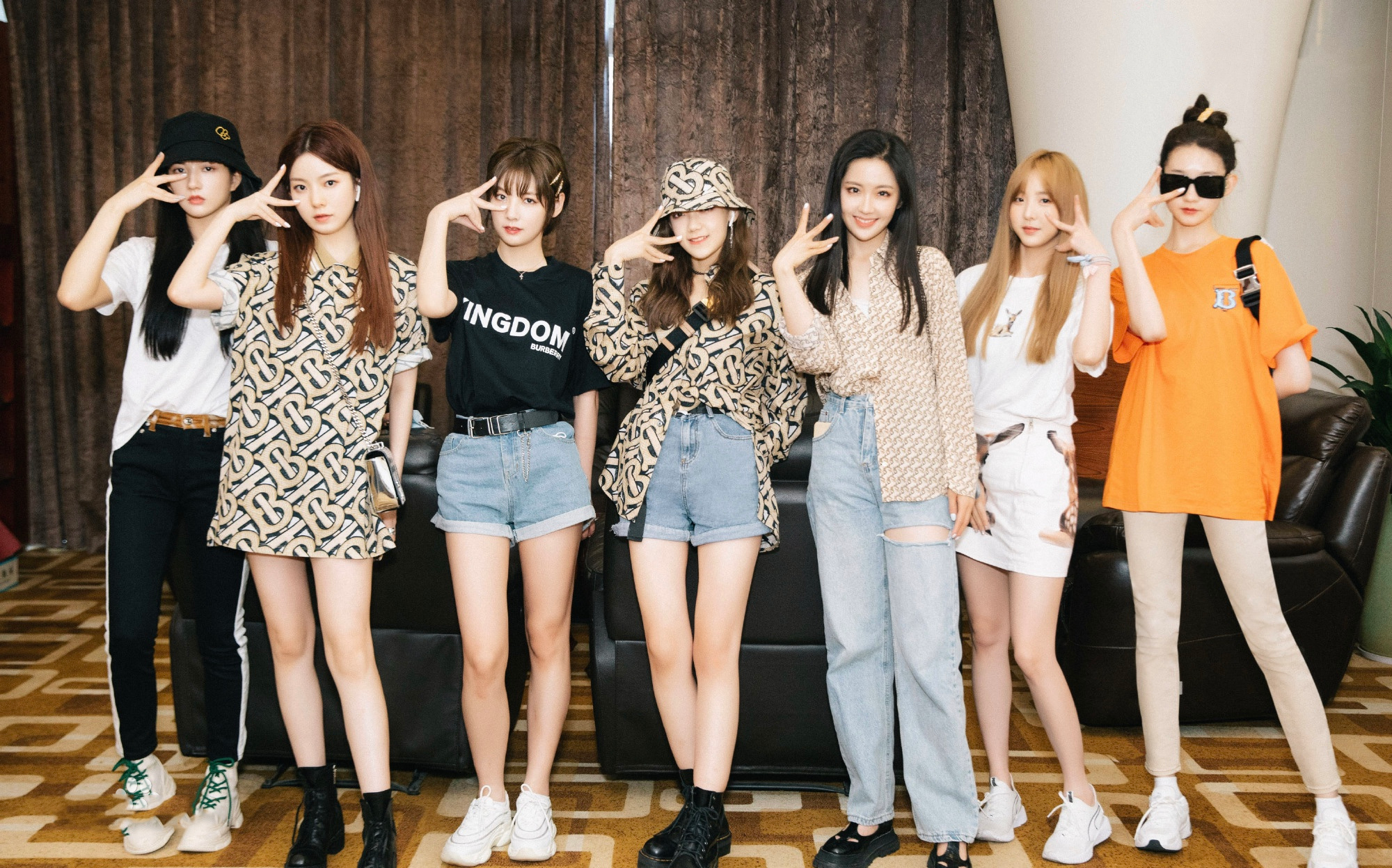 两大女团C位选手遇尴尬，粉丝数落后，淘汰选手