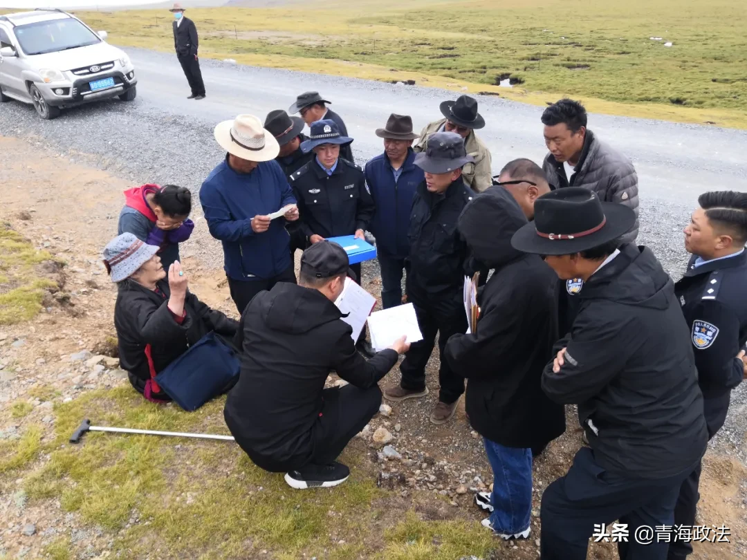 草原上没有法院怎么开庭？没关系，我们现场搭一个