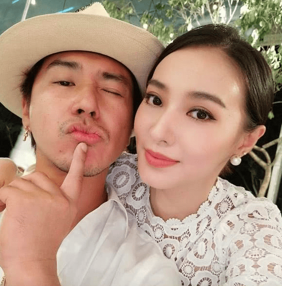 毫不在乎？欧弟刚刚才官宣离婚，郑云灿就骑机