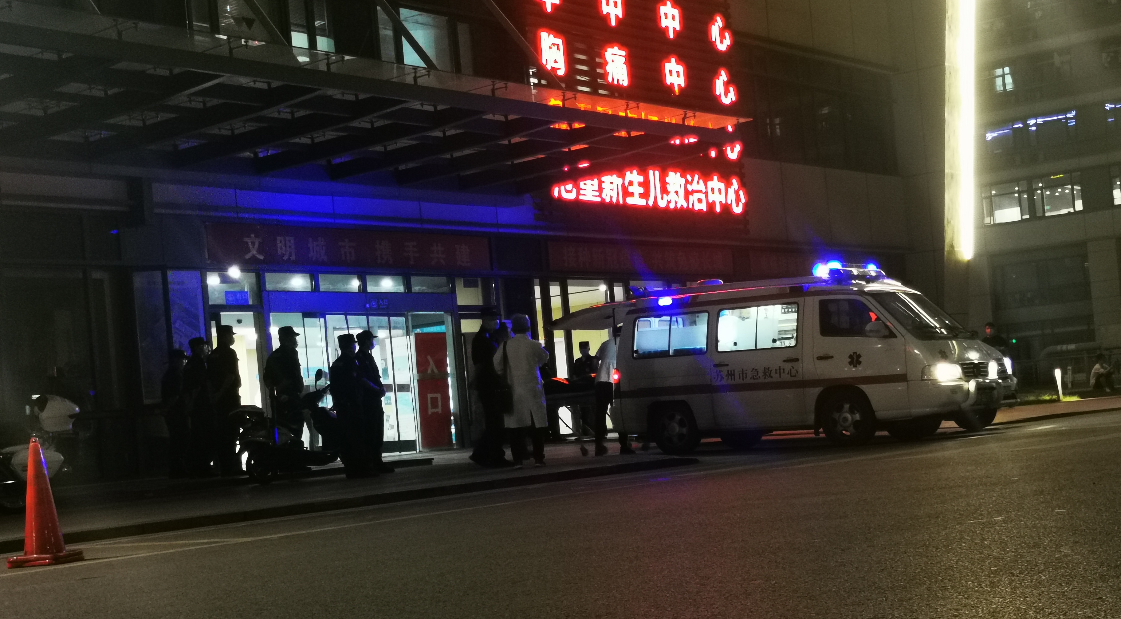 苏州酒店坍塌事故致8人遇难 疑与装修有关！山东青岛小哥逃过一劫：“一碗拉面救了我一命”