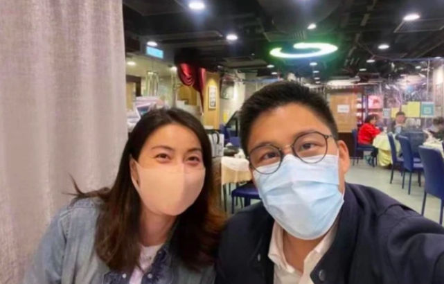 郭晶晶變化大，陪霍啟剛出門穿連衣裙，與女明星同框氣場強又親和