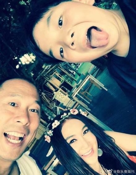 54歲溫碧霞曬全家福，一家三口像三代人，12歲養子像富豪老爸