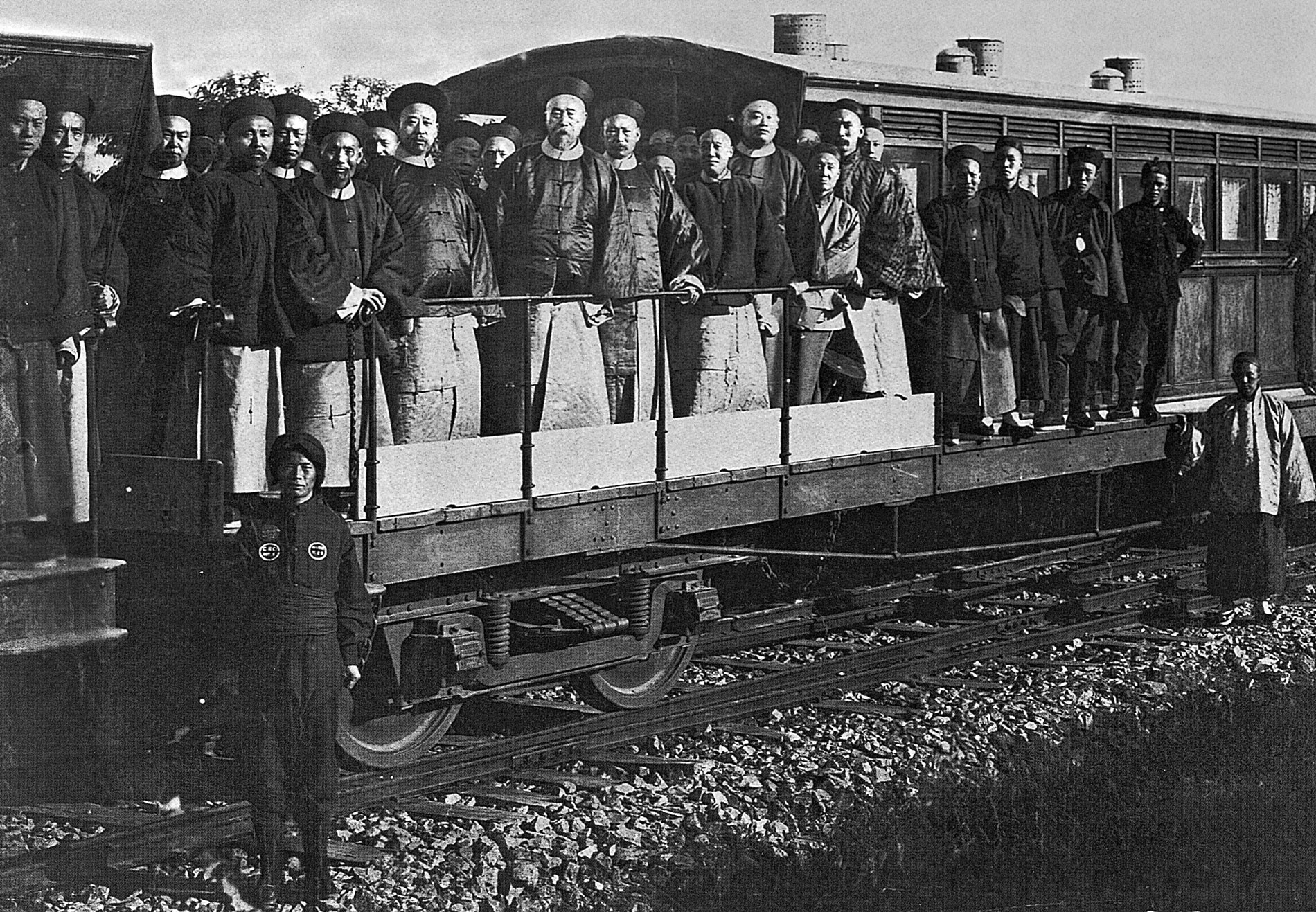 6月,李鸿章(中间长须者)乘车视察正在修建的中国首条自办铁路唐胥铁路