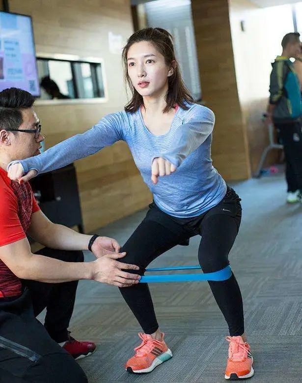 江疏影120斤上热搜，大长腿、天鹅颈太优雅，网