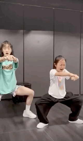 李小璐晒女儿练舞蹲马步，甜馨忍痛坚持惹人疼，网友直呼像贾乃亮