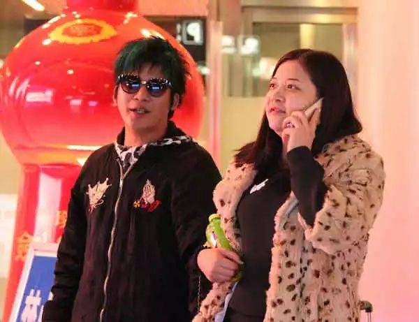 Big Zhang Wei by wife " carry " on hot search, it is not easy that this goes true all the way to costly group husband and wife! 