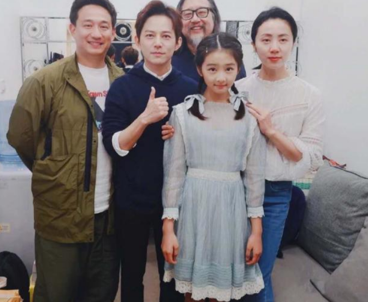 黄磊女儿后台花絮照曝光！身形纤瘦下巴尖，化