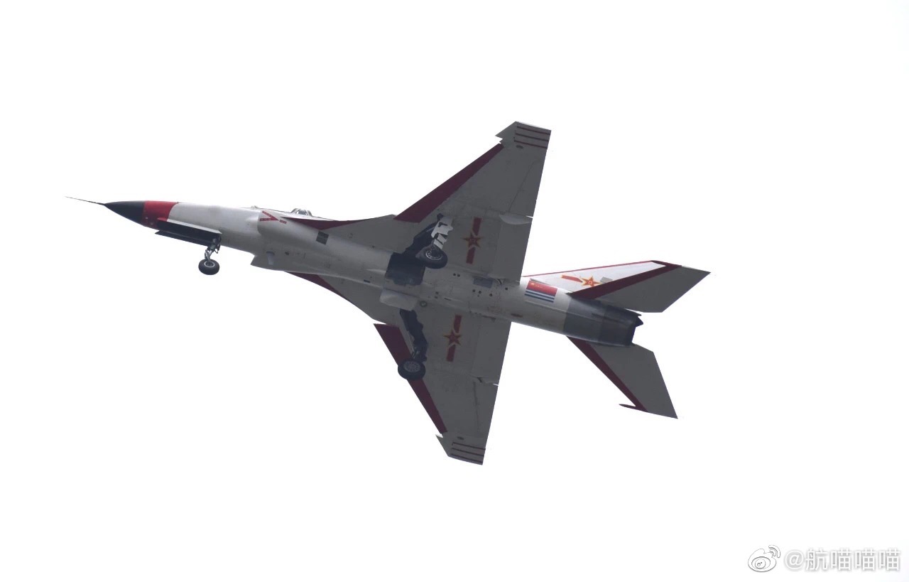 山东舰机库曝光，与辽宁舰有啥不同？标配24架歼