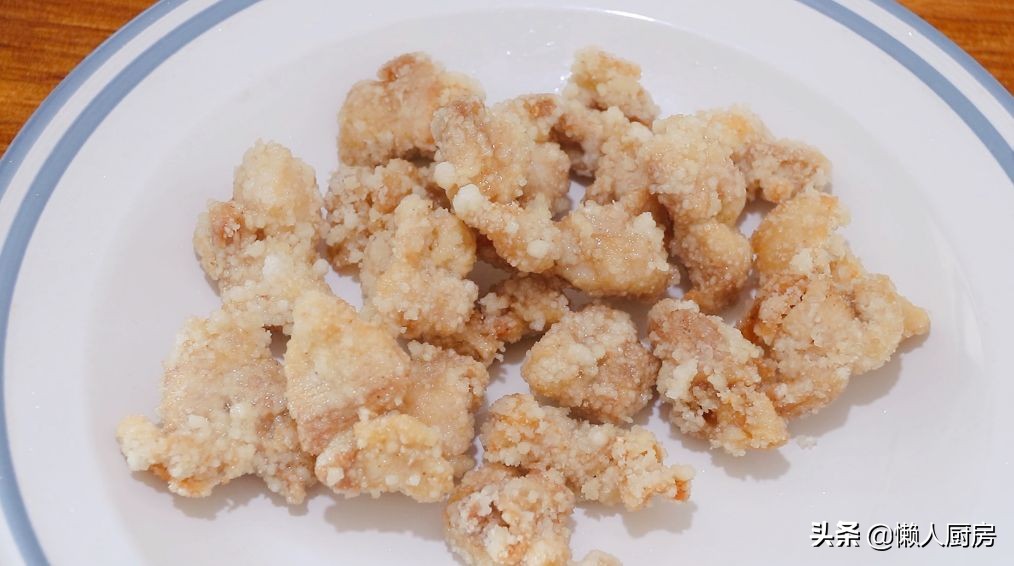 炸鸡裹面包糠不好吃，试试我这种做法，外酥里嫩，配九层塔吃着香