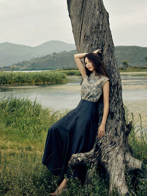 47岁蔡少芬越来越有女人味，与老公穿情侣装太撩了！谁能不羡慕